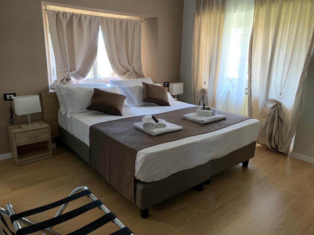 Un pat sau paturi într-o cameră la DOMUS FIESCHI Rooms self check in