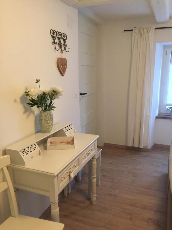 a living room with a table and a vase of flowers at Bed and Breakfast 57 in Asuel