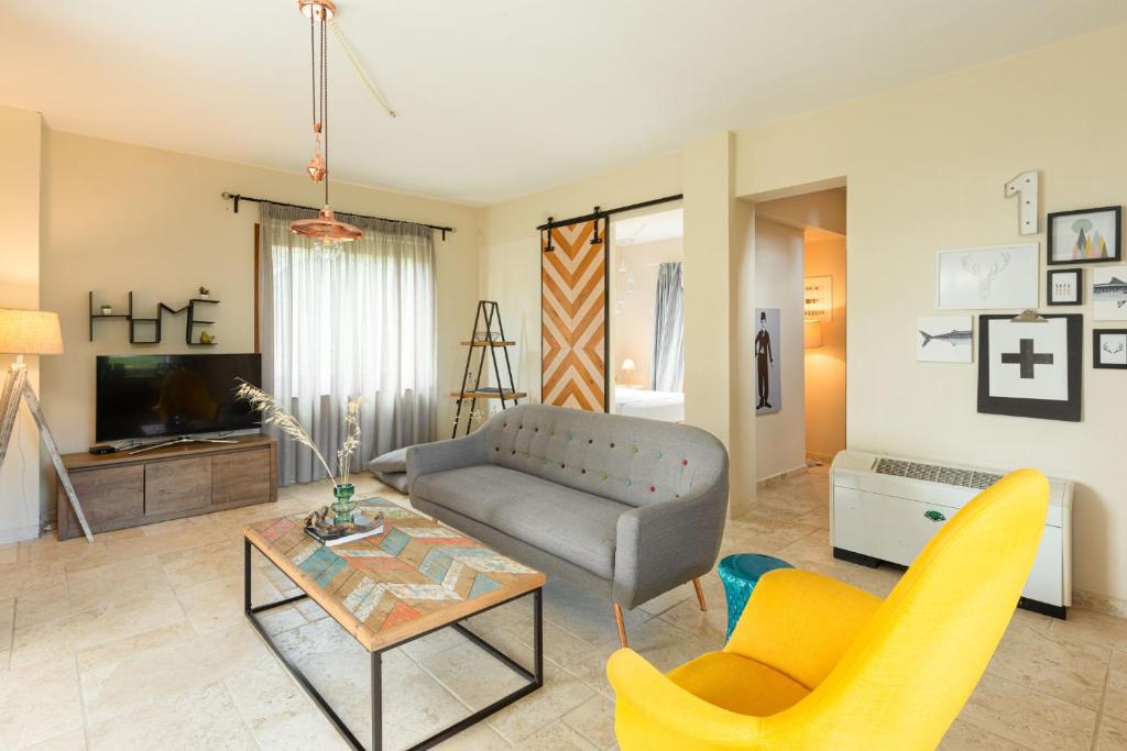 オルモス・パナギアスにある#FLH - Villa Louiseのリビングルーム(ソファ、テーブル、椅子付)