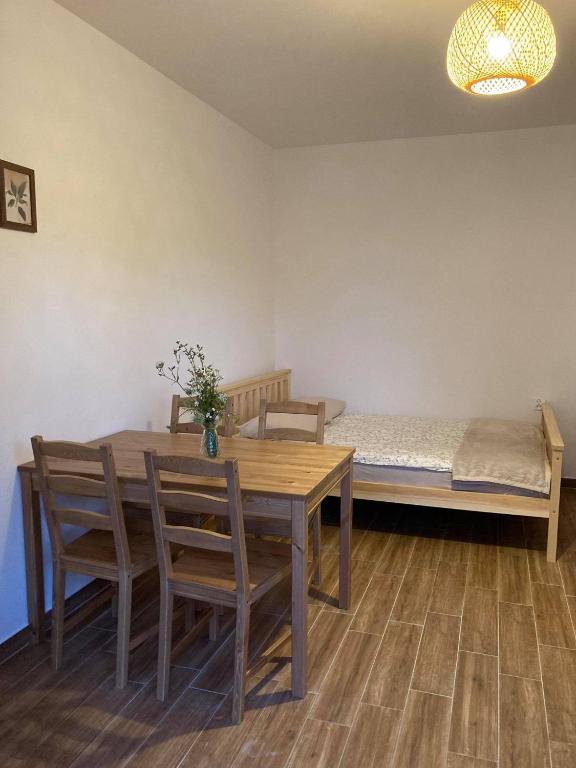jadalnia ze stołem, krzesłami i łóżkiem w obiekcie Maja w Łagowie