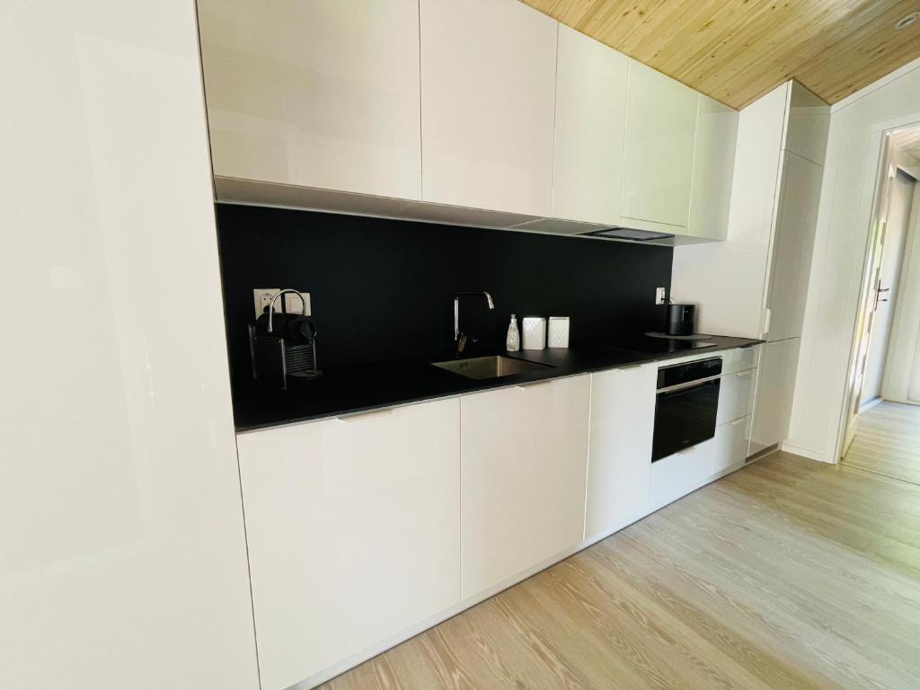 Kuchyň nebo kuchyňský kout v ubytování Voralpen Lodge - Ferienhaus mit Gym, Sauna & Hot Tub