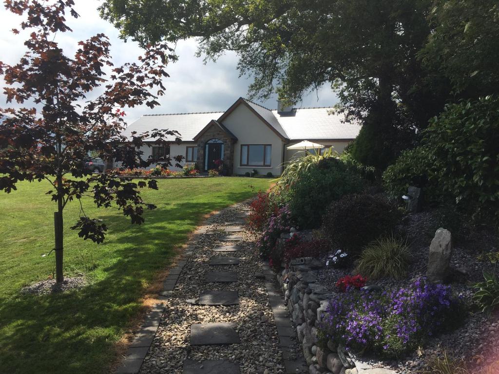 uma casa com um jardim e uma passagem em Farmstead Lodge B&B em Beaufort