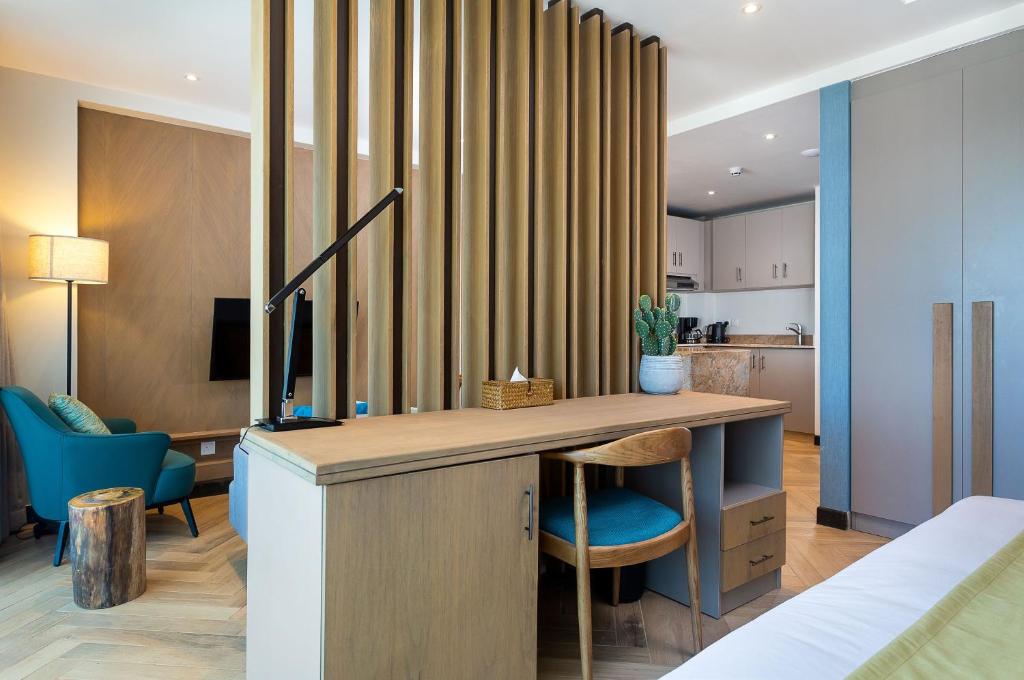 TV a/nebo společenská místnost v ubytování Ulwazi Place Hotel by Trianum