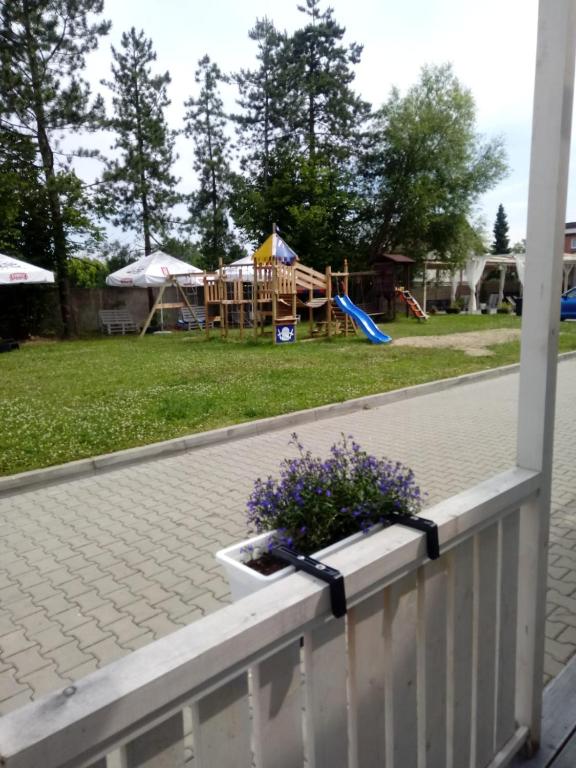 Vonkajšia záhrada v ubytovaní Old Tree Village & Restaurant