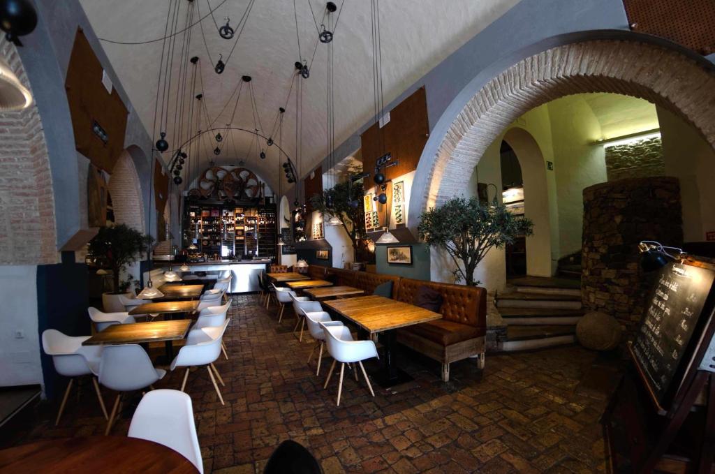 A seating area at Silos19 Suites