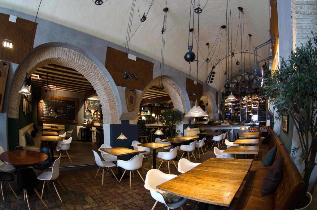 A restaurant or other place to eat at Silos19 Suites