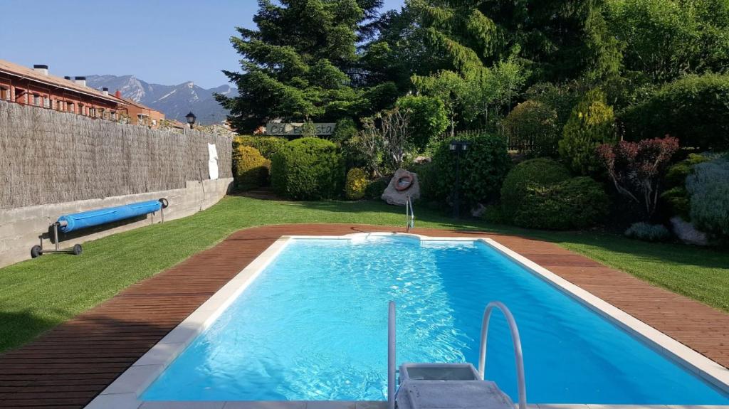 una piscina en un patio junto a una casa en HOTEL FAMILIAR BAGA en Bagá