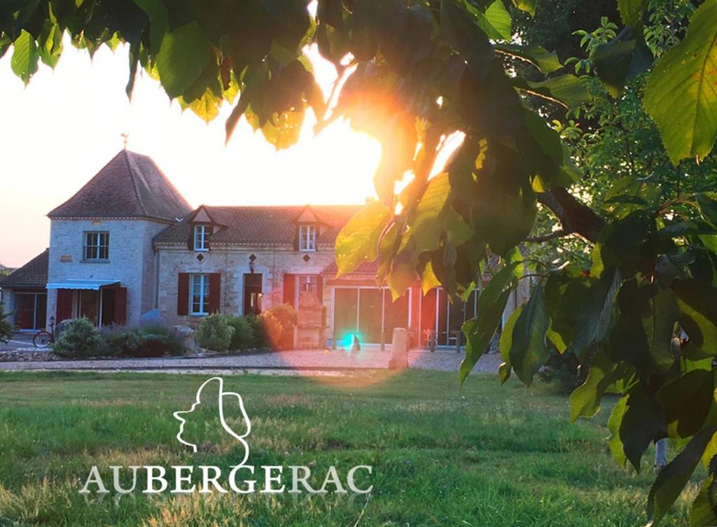 una casa en un campo con el sol brillando en ella en Maison Aubergerac en Bergerac