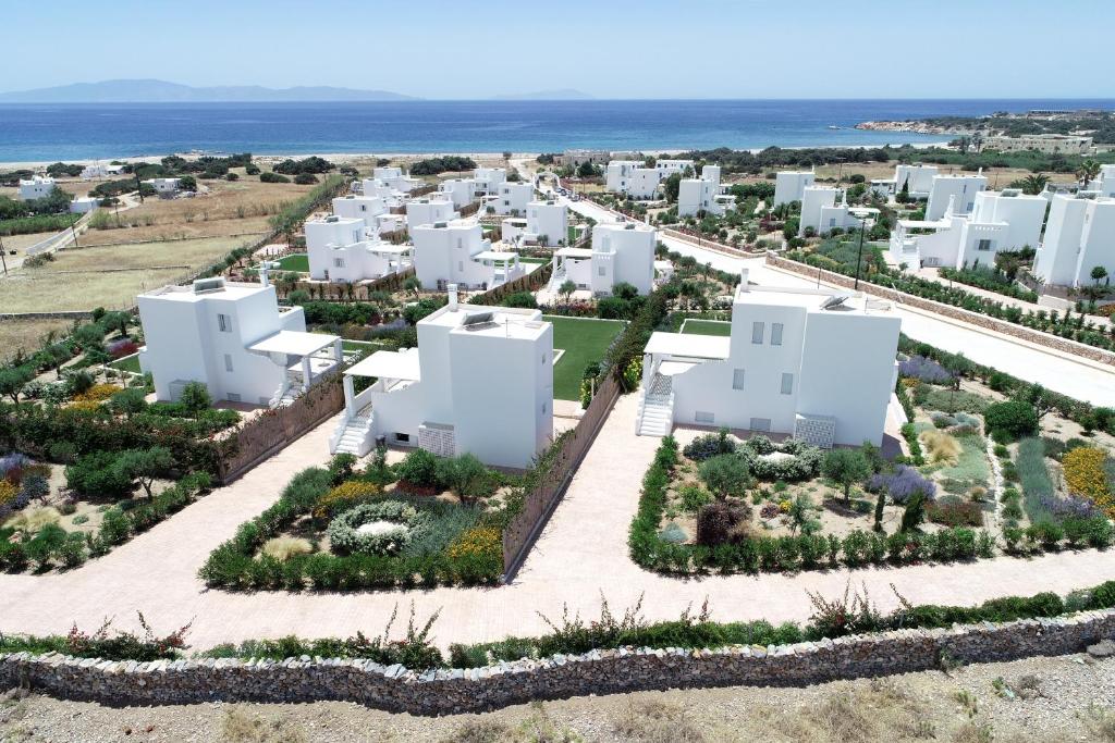 uma vista aérea de uma cidade com edifícios brancos em Naxian Resort em Praia de Aliko