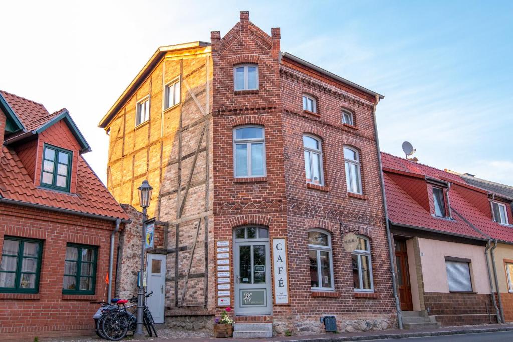 um edifício de tijolos alto com uma torre em Ferienwohnungen Muehlenblick em Röbel