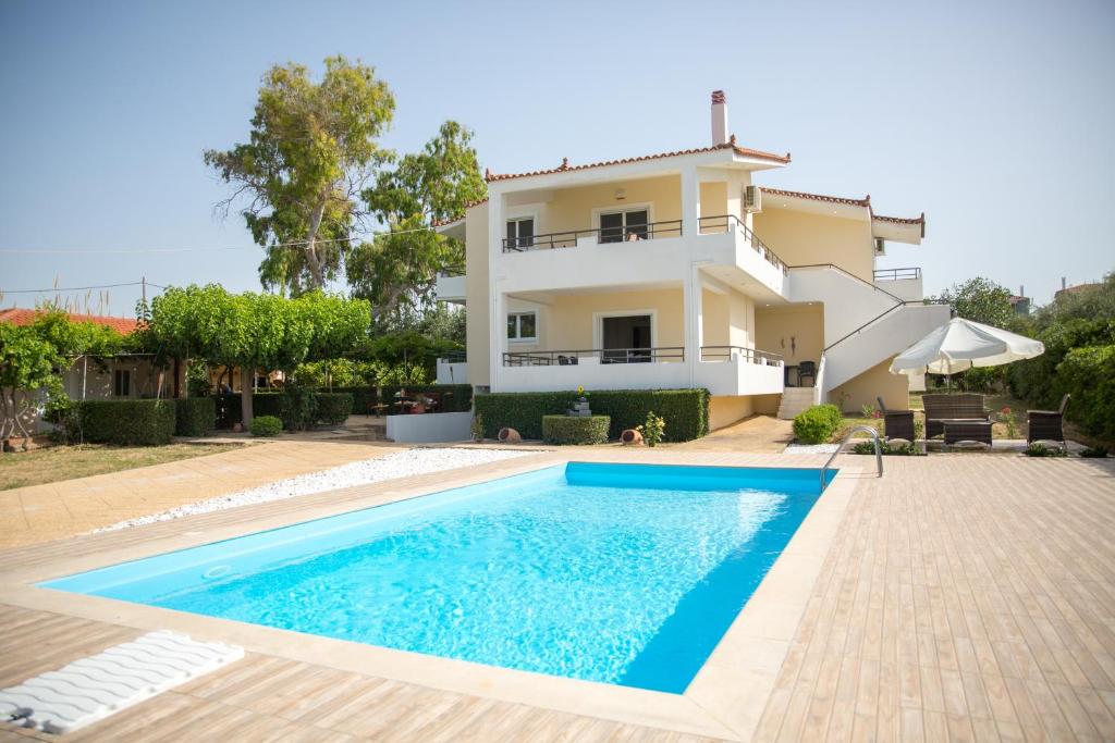 een villa met een zwembad voor een huis bij Sea Side Villa in Kiáton