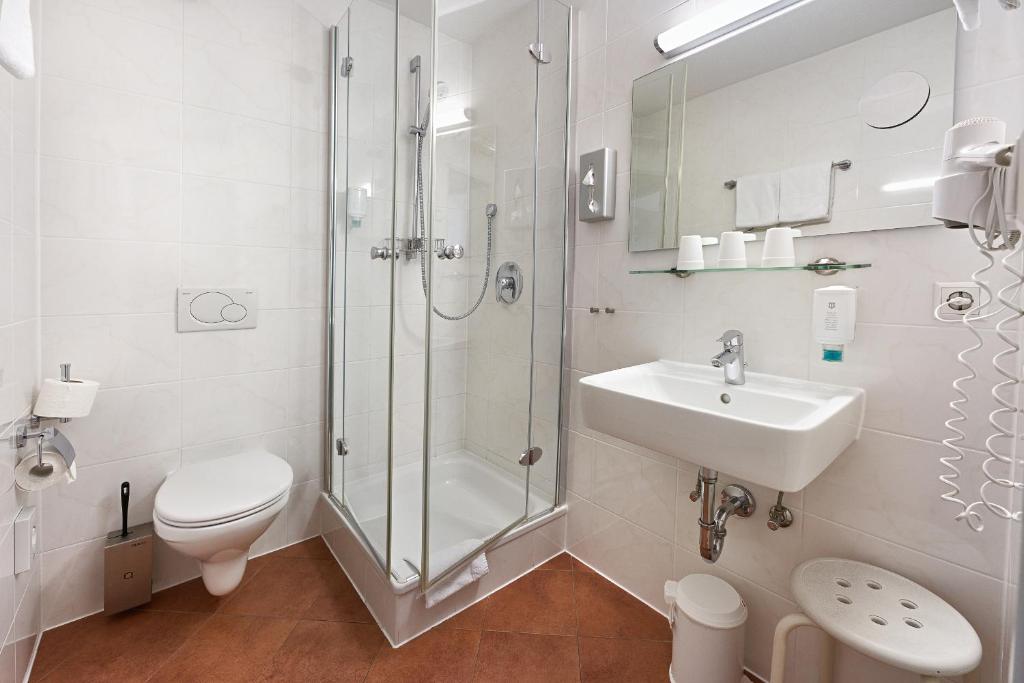 Hotel Touristik - Habitación Triple (2 Adultos + 1 Niño)