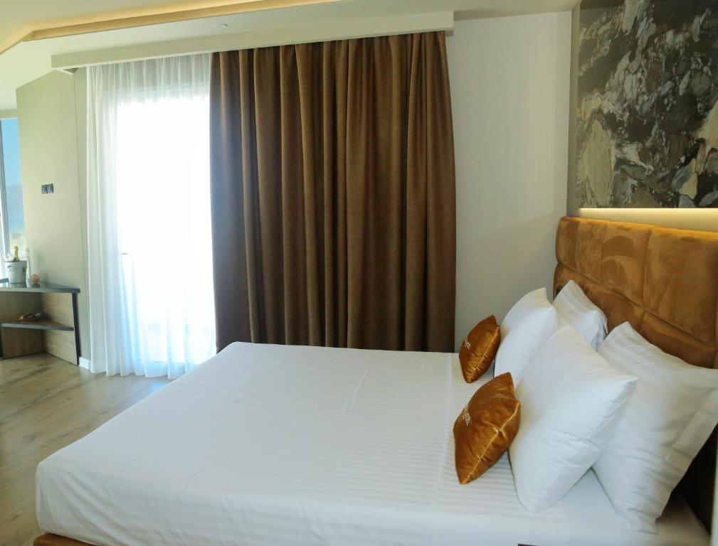 Uma cama ou camas num quarto em Kraal Hotel Vlore