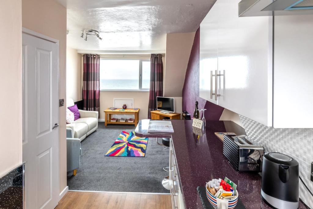 ein Wohnzimmer mit einem Sofa und einem Tisch in der Unterkunft Seabrin in Aberystwyth