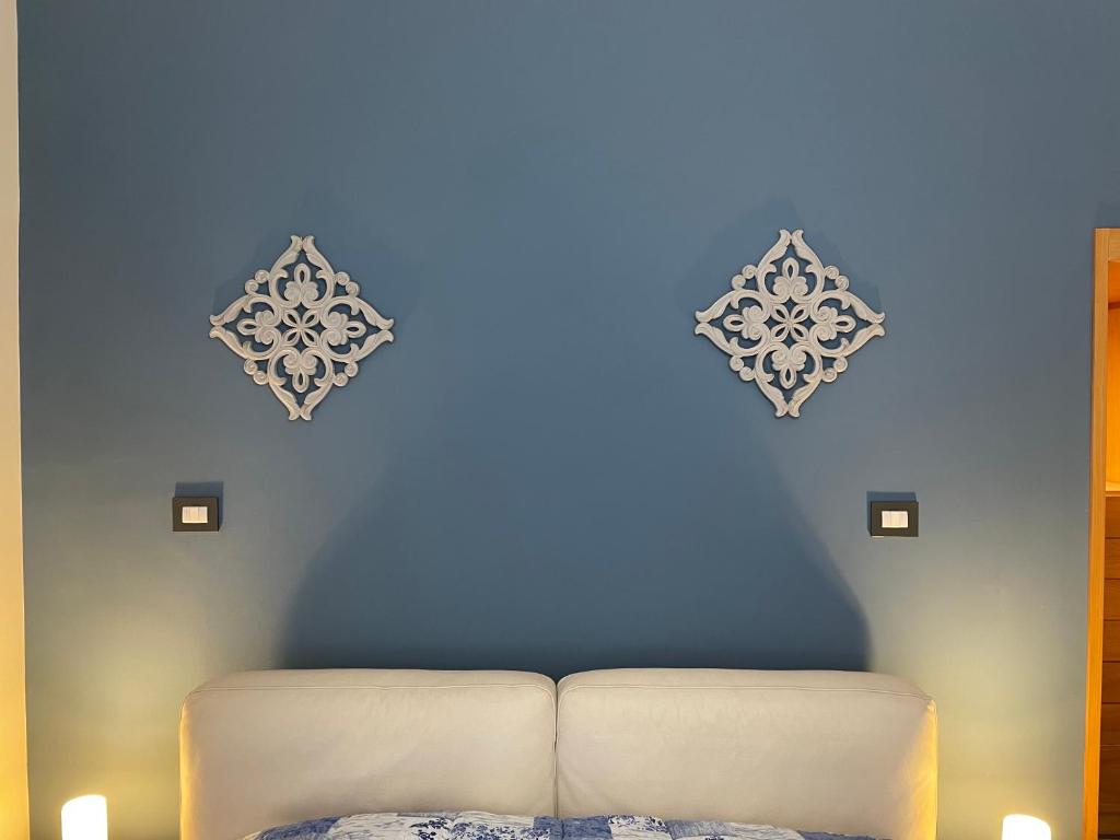 pared azul con sofá en una habitación en Appartamento Cavour in centro en Palermo