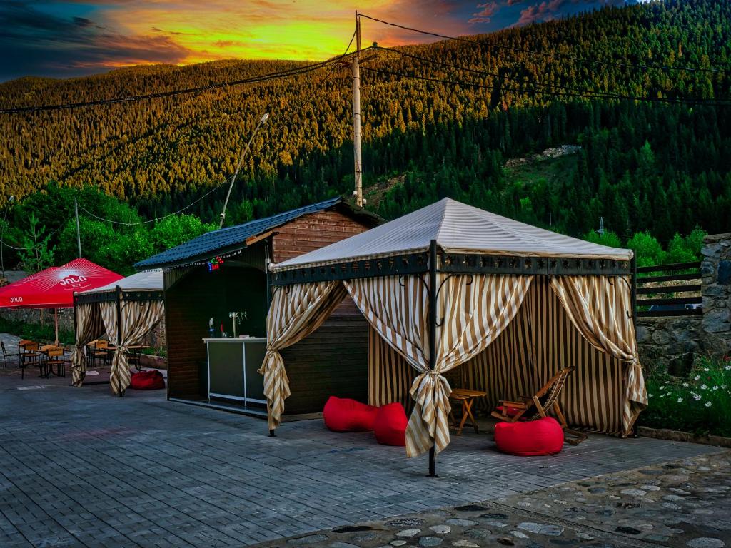 Nespecifikovaný výhled na hory nebo výhled na hory při pohledu z hotelu