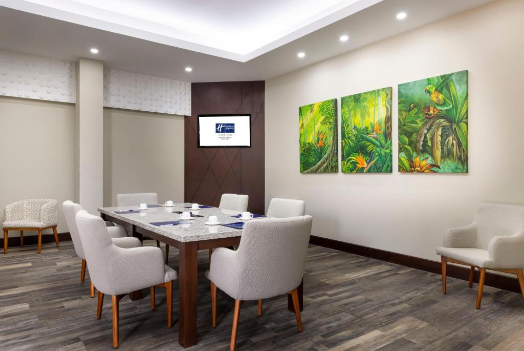 a conference room with a table and chairs at Holiday Inn Express San Jose Costa Rica Airport by IHG in Alajuela City