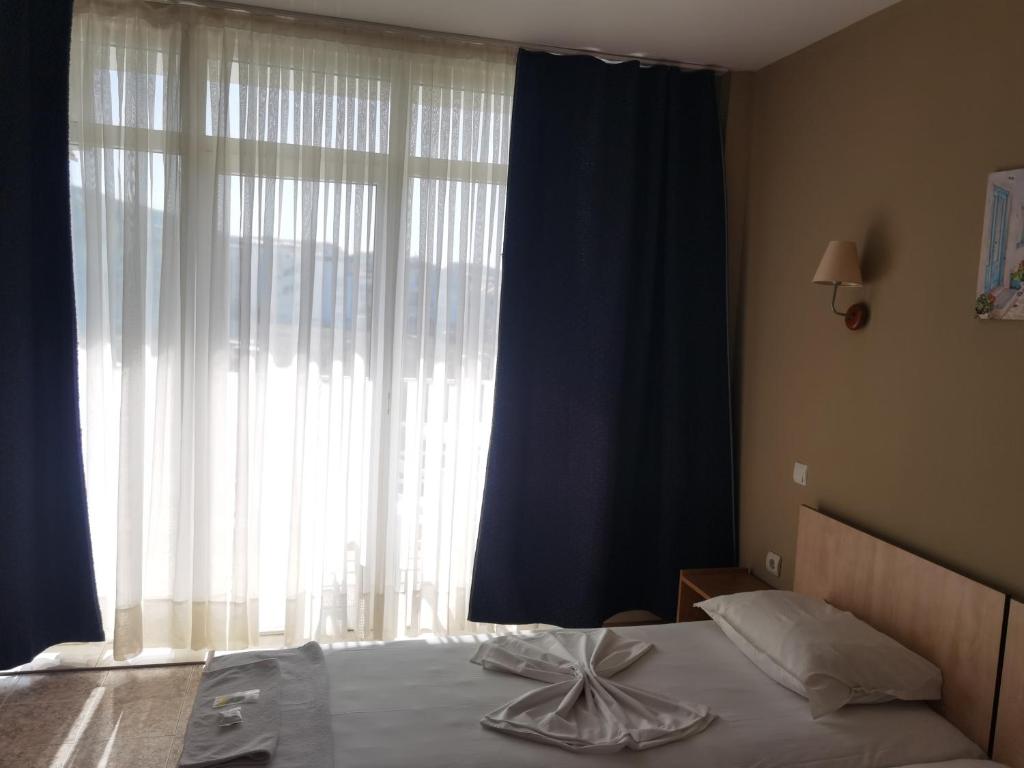 Postel nebo postele na pokoji v ubytování Santorini Sveti Vlas