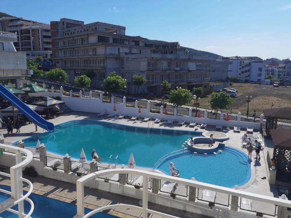 Bazén v ubytování Santorini Sveti Vlas nebo v jeho okolí