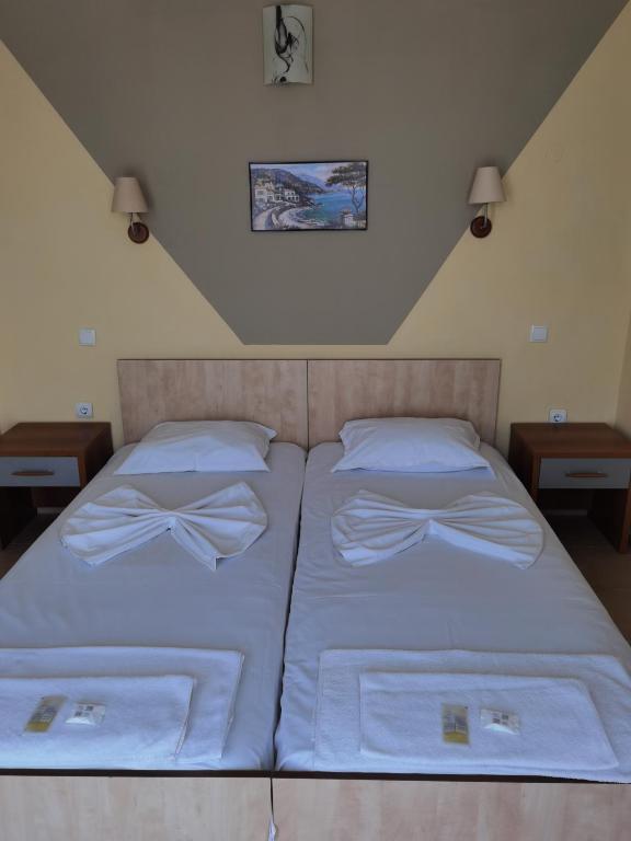 Postel nebo postele na pokoji v ubytování Santorini Sveti Vlas