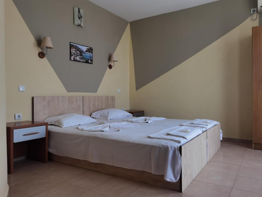 Postel nebo postele na pokoji v ubytování Santorini Sveti Vlas