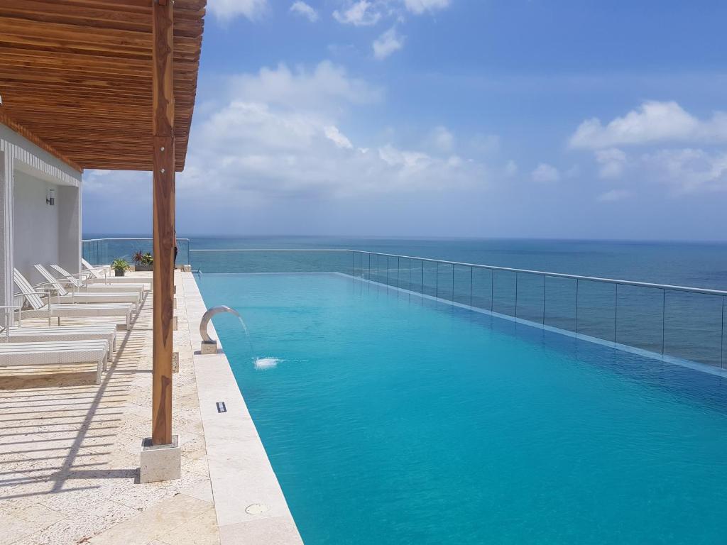 uma piscina com vista para o oceano em Vista mar!! em Cartagena das Índias