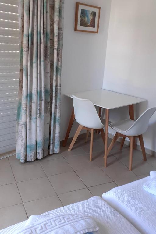 Postel nebo postele na pokoji v ubytování Nikolaki Rooms