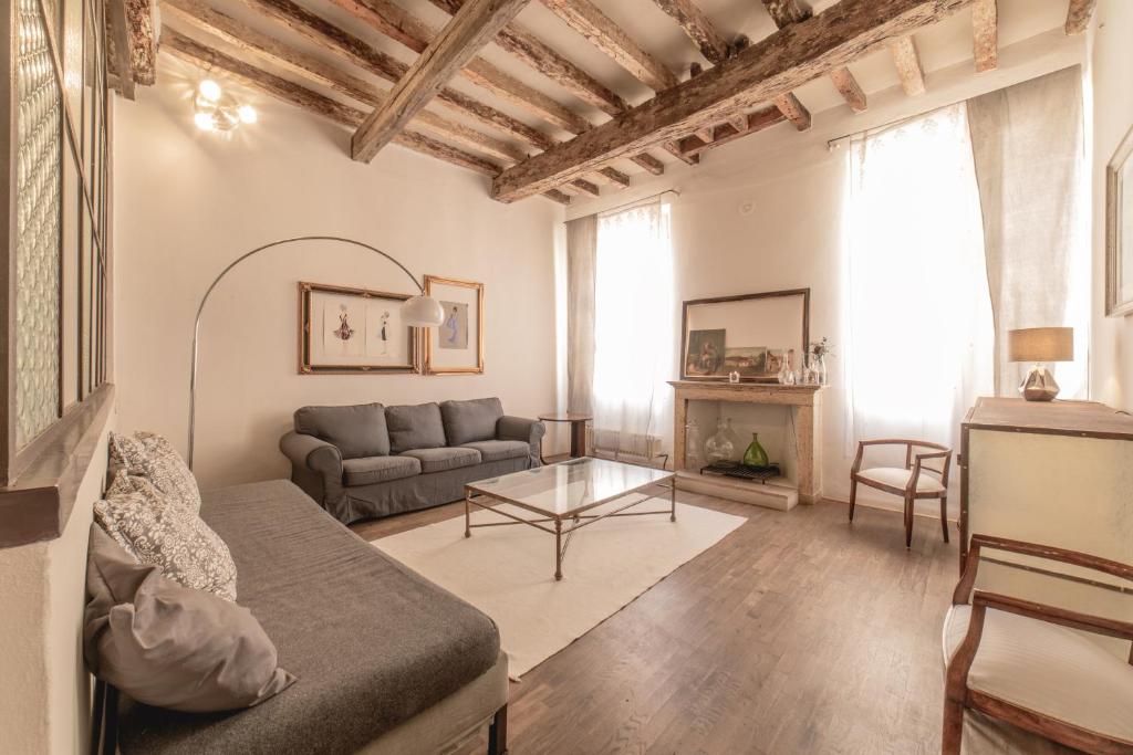 a living room with a couch and a table at casa sangiacomo quattro in Modena