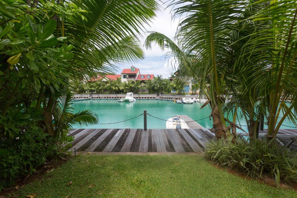 duży basen z łodzią w wodzie w obiekcie Eden Island by Olala Homes w mieście Eden Island