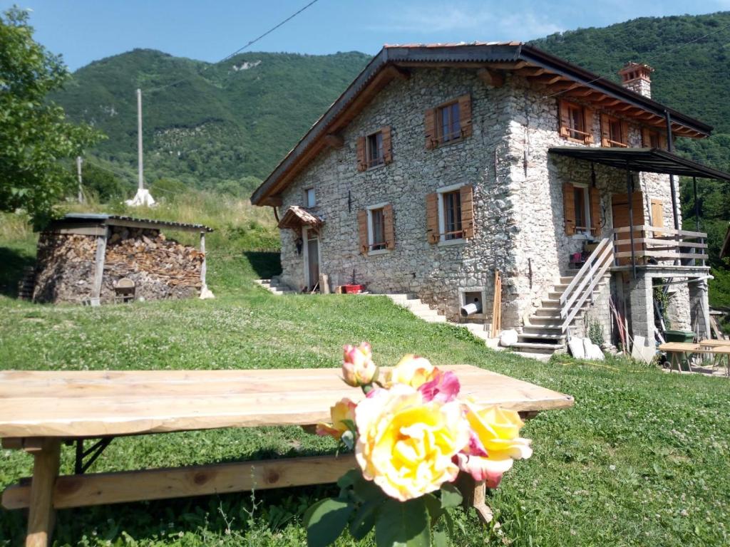 une maison avec une table et des fleurs devant elle dans l'établissement Ca' del Rì, à Gargnano