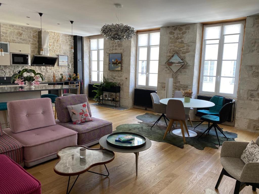 un salon avec un canapé et une table dans l'établissement Le Saint-Claude, Appt au coeur de ville, à La Rochelle