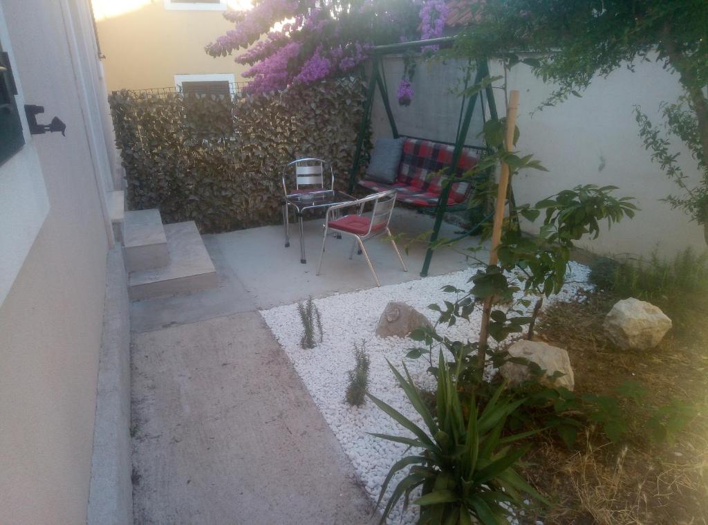 Vonkajšia záhrada v ubytovaní Apartmani Dotur
