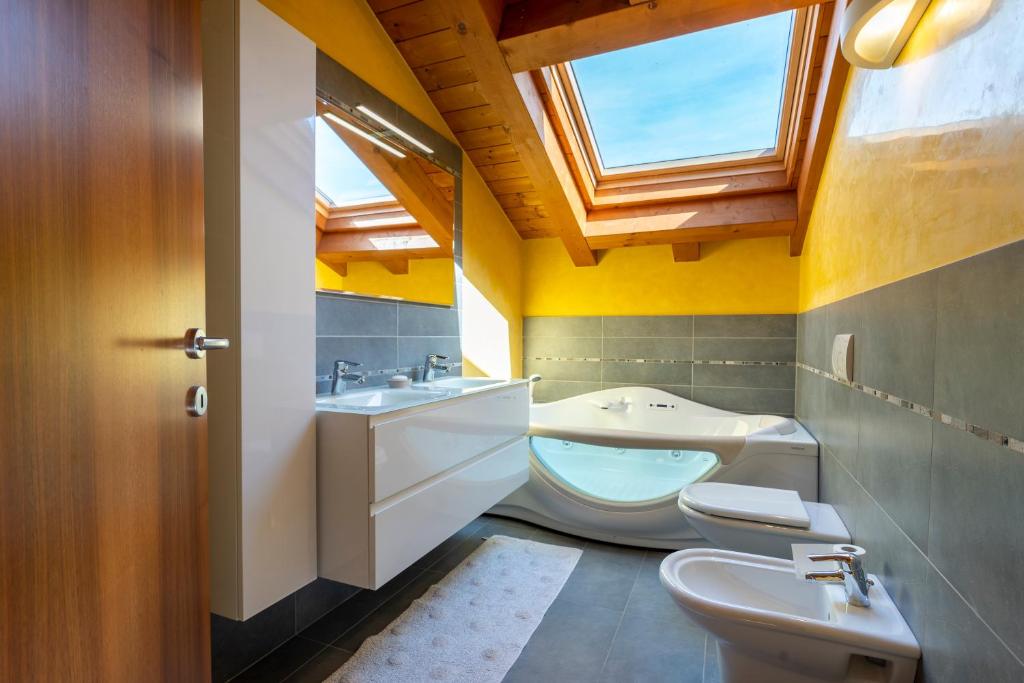 Koupelna v ubytování New Deal - APT with Terrace, Jacuzzi & Netflix