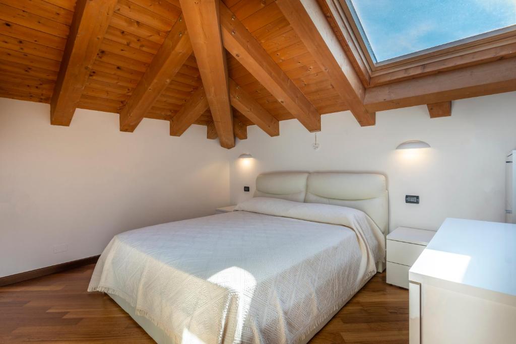 Postel nebo postele na pokoji v ubytování New Deal - APT with Terrace, Jacuzzi & Netflix