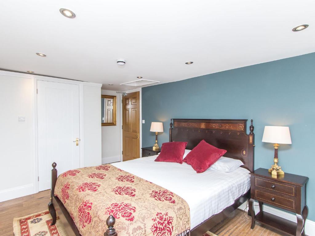 Postel nebo postele na pokoji v ubytování 3 Berkeley Square Guesthouse