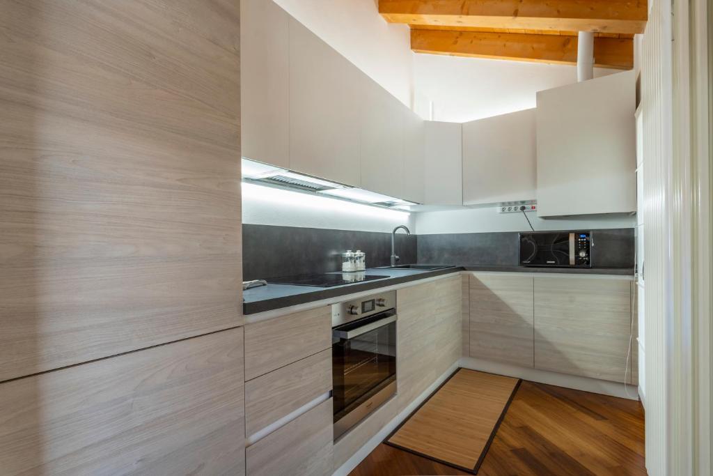 Kuchyň nebo kuchyňský kout v ubytování New Deal - APT with Terrace, Jacuzzi & Netflix