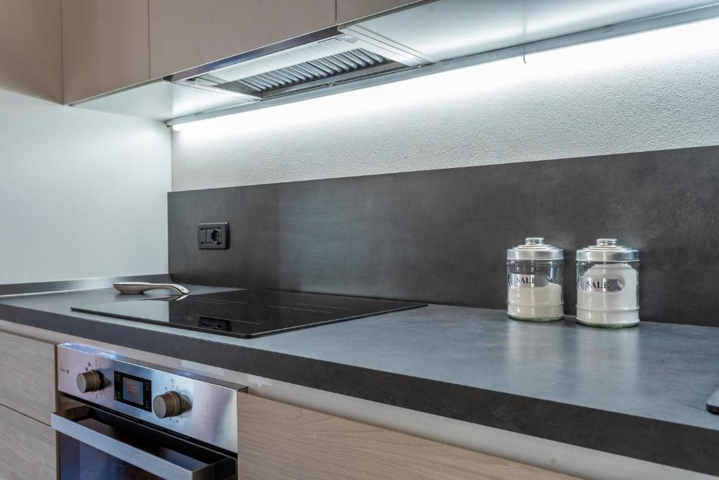 Kuchyň nebo kuchyňský kout v ubytování New Deal - APT with Terrace, Jacuzzi & Netflix