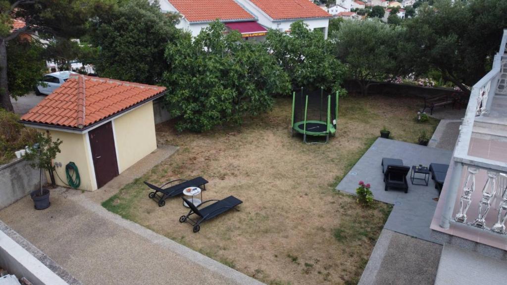 Vonkajšia záhrada v ubytovaní TJ Apartment