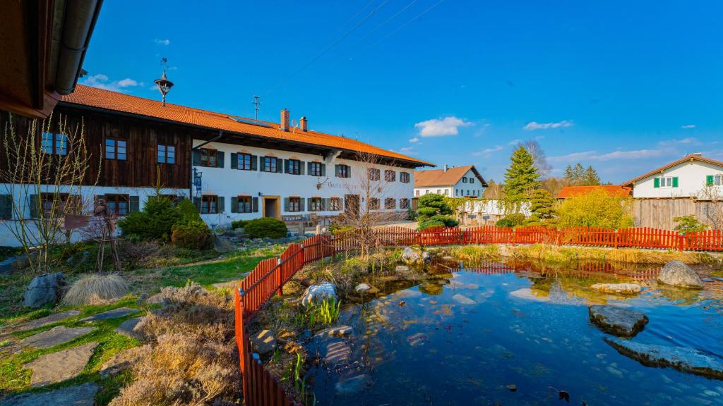 una casa con un estanque frente a un patio en Landvilla Theresien-Gut, 20 - 25 Personen en Marktoberdorf