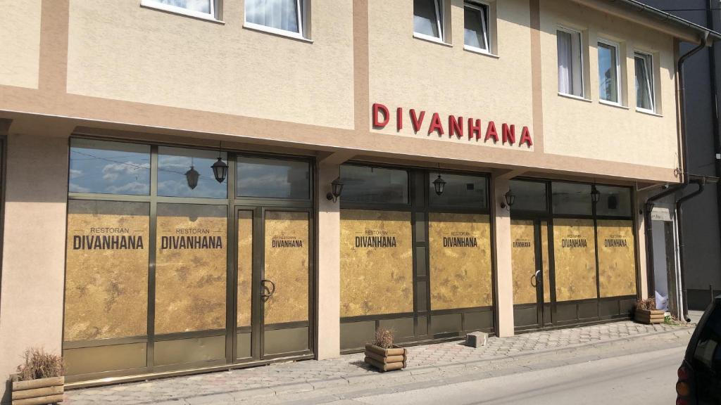una tienda con ventanas de cristal en una calle en Bed and Breakfast Divanhana en Novi Pazar