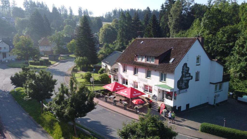 een uitzicht op een gebouw met een restaurant bij Pension Waldschloß in Holzminden