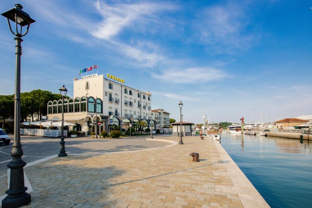 Výhled na řeku, která protéká v blízkosti hotelu