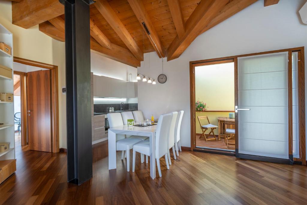 Kuchyň nebo kuchyňský kout v ubytování New Deal - APT with Terrace, Jacuzzi & Netflix