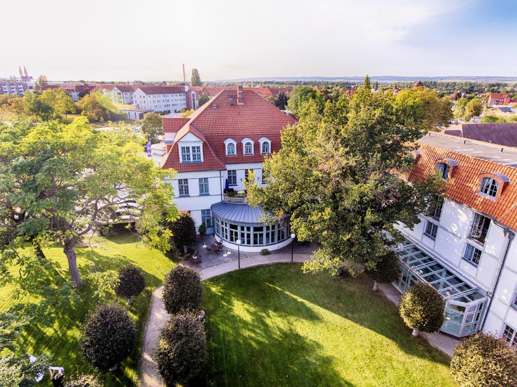 una vista aerea di una casa con cortile di Hotel Villa Heine Wellness & Spa a Halberstadt