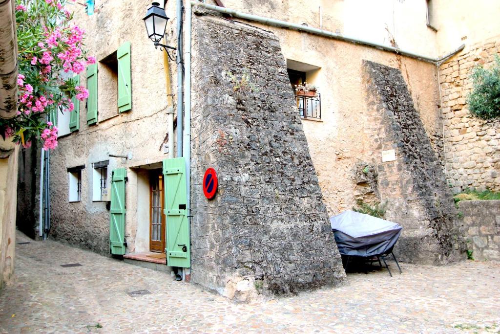 un edificio con una señal roja en el costado. en Traditional Provencal Stone House, en Entrecasteaux