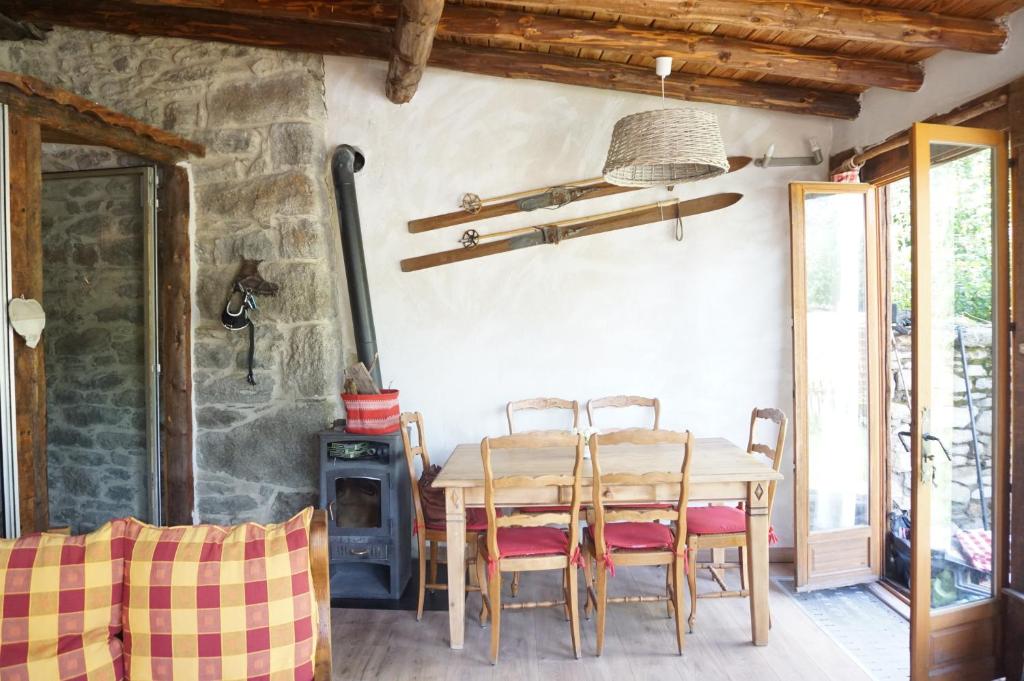 Posezení v ubytování Gîte La Source sauna jardin wi-fi