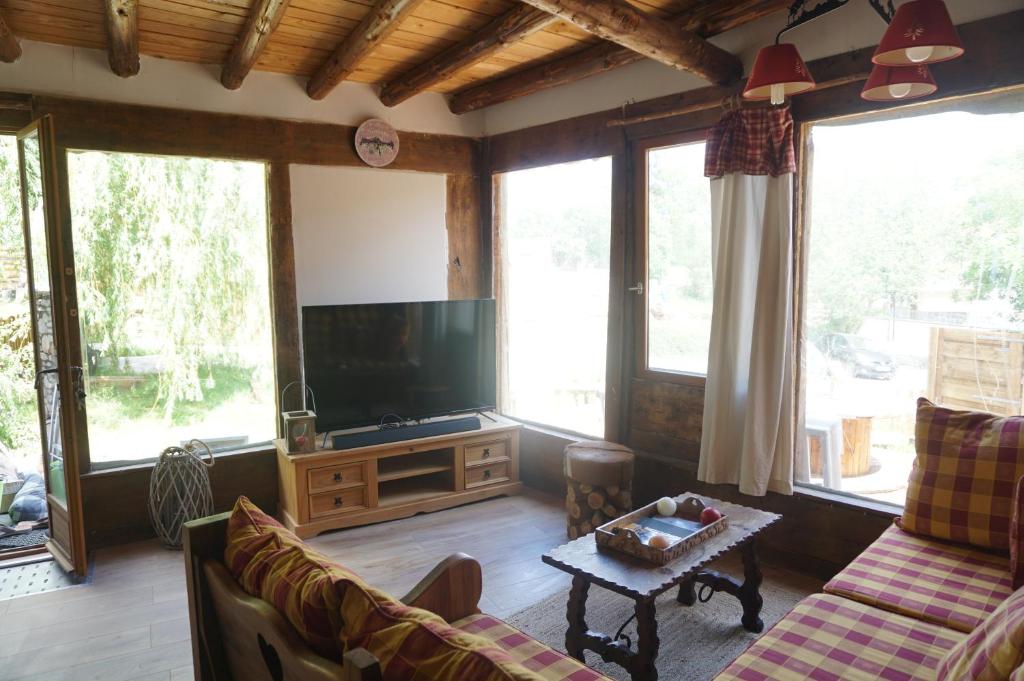 TV a/nebo společenská místnost v ubytování Gîte La Source sauna jardin wi-fi