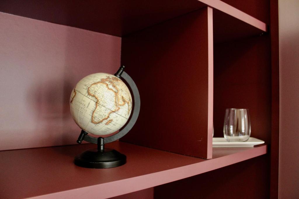 a globe sitting on a shelf with a wine glass at Cetara Costa d'Amalfi Residence in Cetara