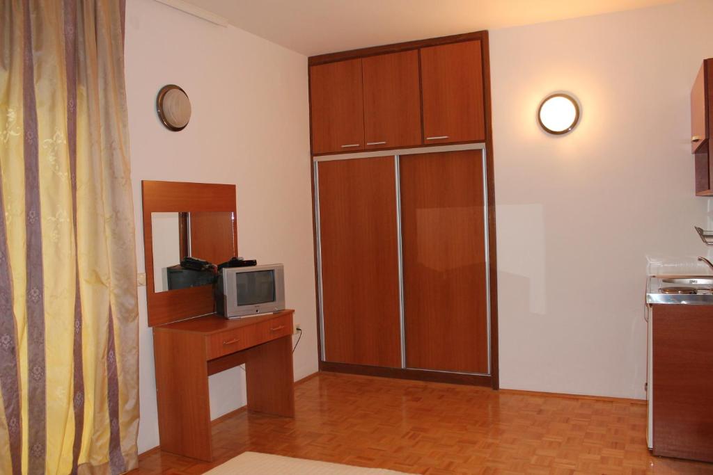 Solar Apartments - One-Bedroom Apartment With Terrace