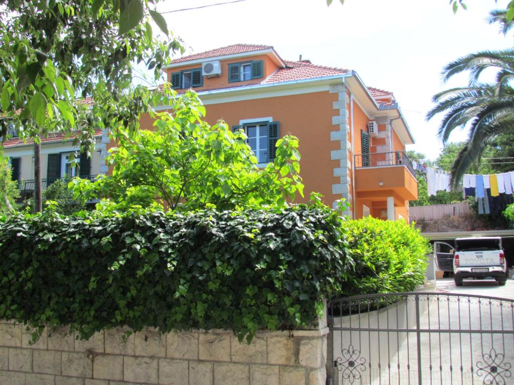 una casa con un seto delante de ella en Apartment Bačvice Holiday, en Split